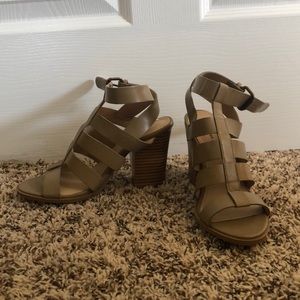 Chunky heel with tan straps